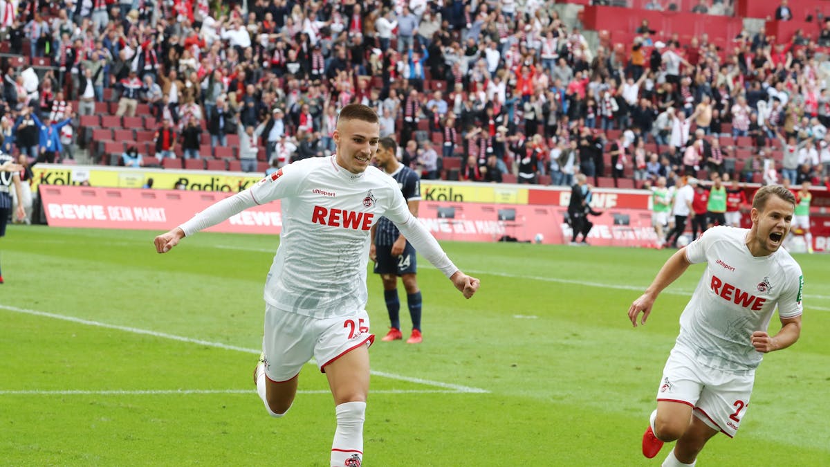Torschütze Tim Lemperle und Louis Schaub (1. FC Köln) jubeln gegen den VfL Bochum.