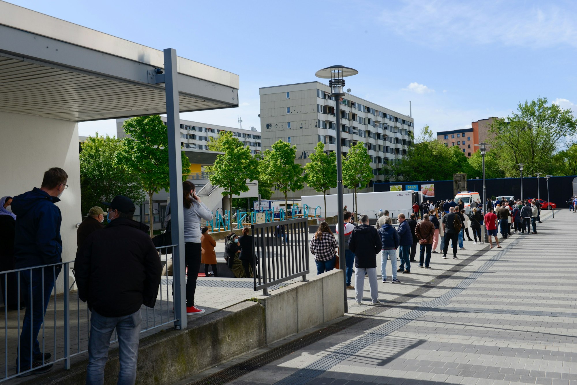 Menschen warten in Köln-Finkenberg in der Schlange auf ihre Impfung.