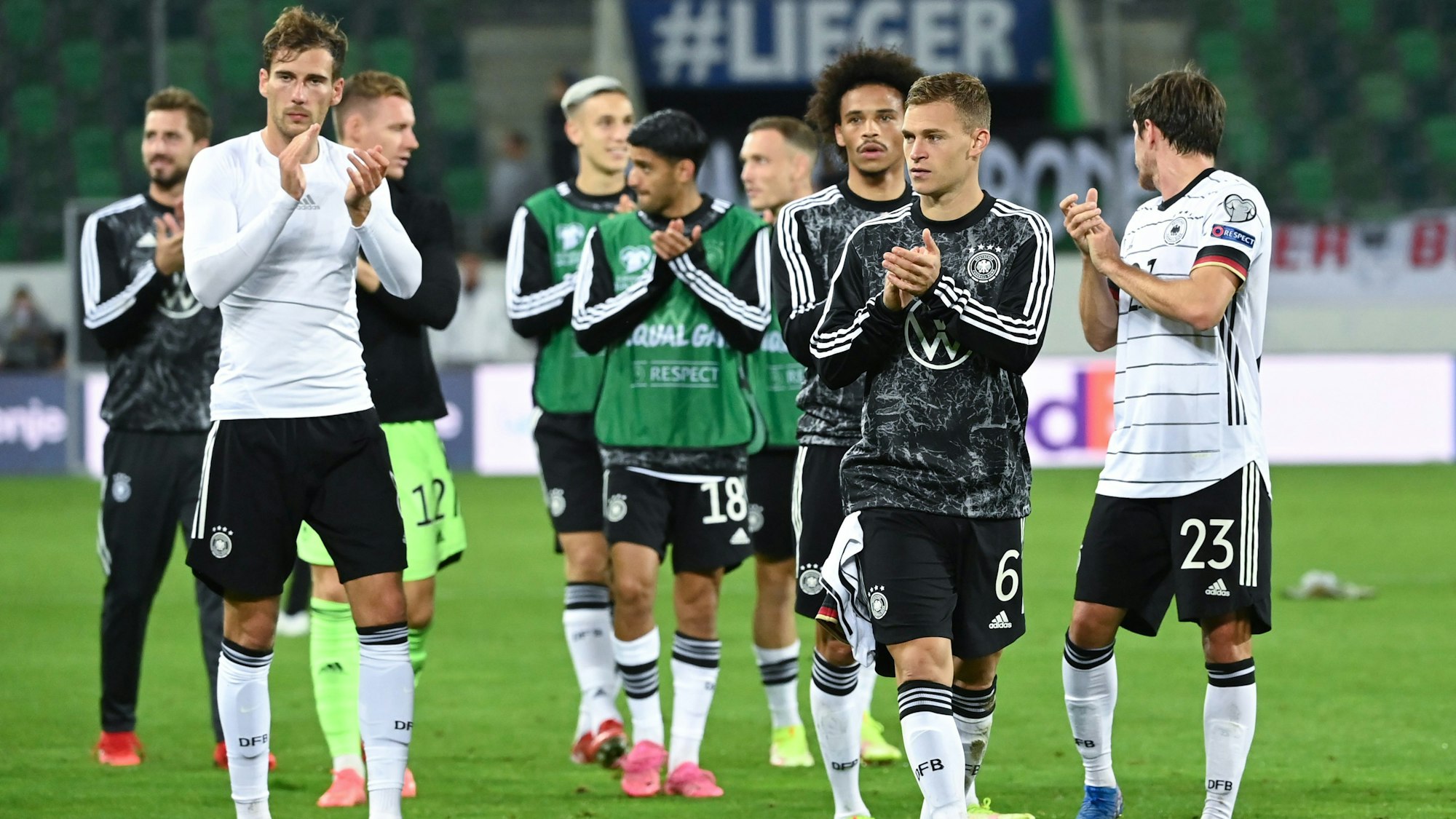 Die deutschen Spieler applaudieren nach dem Spiel in St. Gallen den Fans.