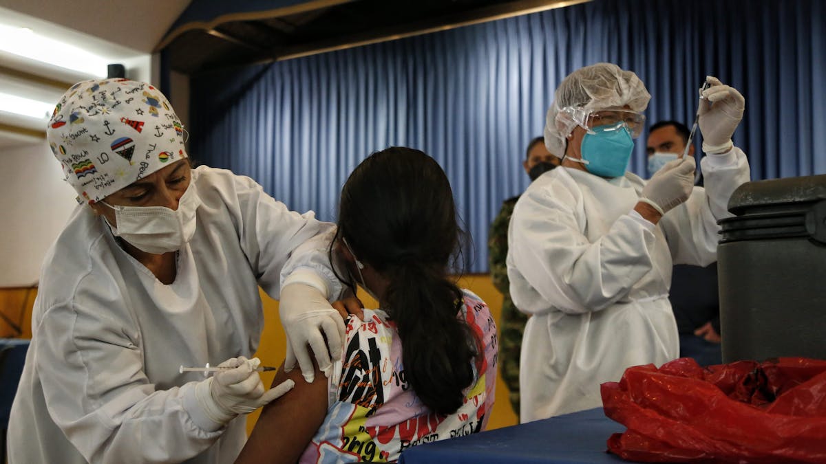 Eine Mitarbeiterin des Gesundheitswesens verabreicht in Bogotá (Kolumbien) einer Jugendlichen Ende August eine Corona-Impfung. Die erstmals in Kolumbien aufgetretene Coronavirus-Variante Mu ist auf einem beunruhigenden Vormarsch.