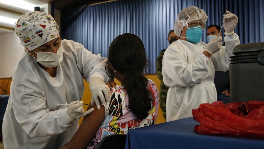 Eine Mitarbeiterin des Gesundheitswesens verabreicht in Bogotá (Kolumbien) einer Jugendlichen Ende August eine Corona-Impfung. Die erstmals in Kolumbien aufgetretene Coronavirus-Variante Mu ist auf einem beunruhigenden Vormarsch.