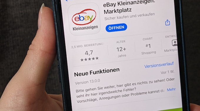 Die App Ebay-Kleinanzeigen ist auf dem Handy zu sehen.