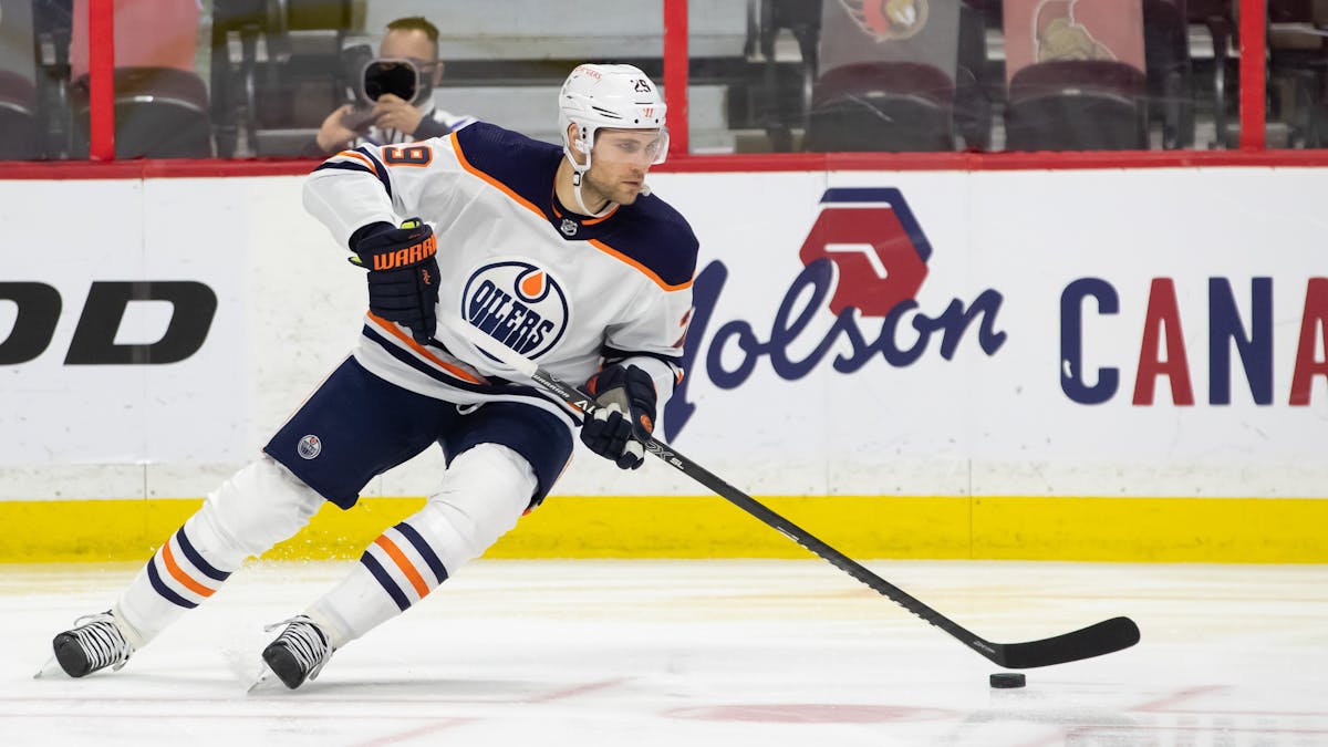 Leon Draisaitl führt den Puck für die Edmonton Oilers.