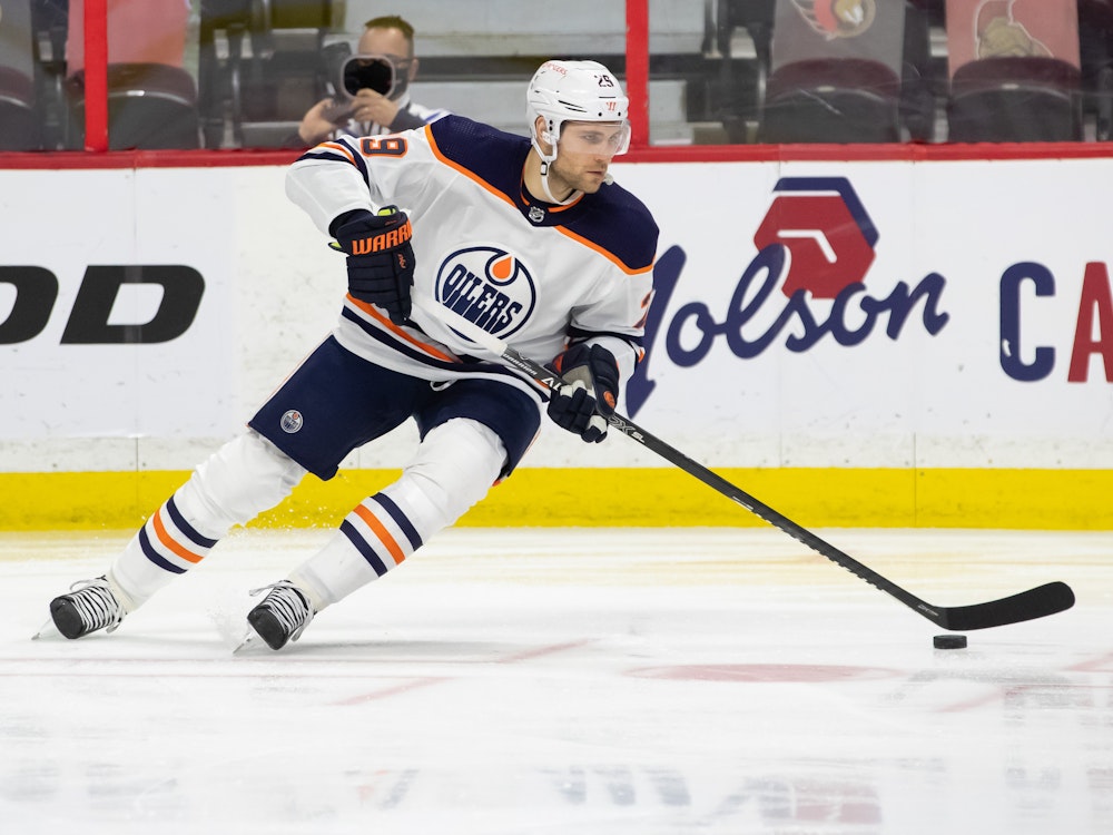Leon Draisaitl führt den Puck für die Edmonton Oilers.