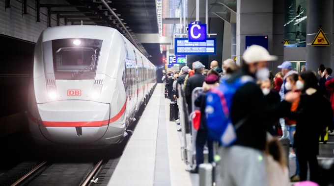 Zahlreiche Fahrgäste stehen am Freitag (3. September) am Berliner Hauptbahnhof am Bahnsteig, als ein ICE einfährt.