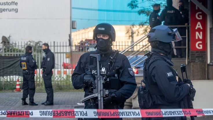 Bei einer Razzia gegen Rockerkriminalität hat die Polizei am Donnerstagmorgen in mehreren Städten an Rhein und Ruhr mindestens 20 Gebäude durchsucht.