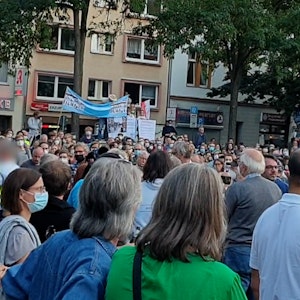 Ein Anhänger einer Querdenker-Bewegung wird während der Wahlkampfrede von Annalena Baerbock am 02.09.2021 in Köln-Nippes des Platzes verwiesen.