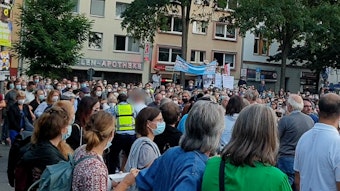 Ein Anhänger einer Querdenker-Bewegung wird während der Wahlkampfrede von Annalena Baerbock am 02.09.2021 in Köln-Nippes des Platzes verwiesen.