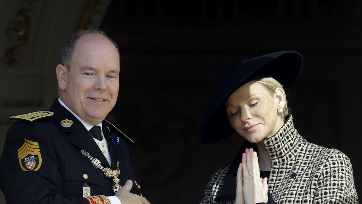 19.11.2018, Monaco: Fürst Albert II. von Monaco und seine Frau Charlene von Monaco bedanken sich bei der Menge, die an den Feierlichkeiten zum Nationalfeiertag in Monaco teilnehmen.&nbsp;