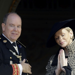 19.11.2018, Monaco: Fürst Albert II. von Monaco und seine Frau Charlene von Monaco bedanken sich bei der Menge, die an den Feierlichkeiten zum Nationalfeiertag in Monaco teilnehmen.