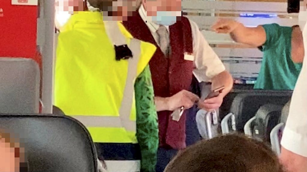 Ein Maskenverweigerer mit gelber Warnweste und Stirnband stört am 3. September 2021 die Passagiere im ICE 848. Ein Mitarbeiter der Bahn alarmiert die Polizei.