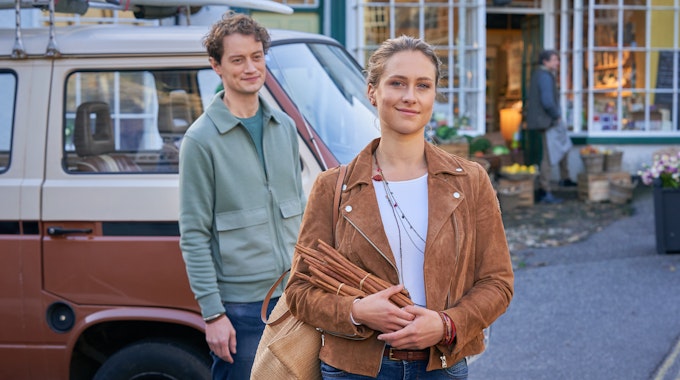 Liliane Zillner im ZDF-Film „Rosamunde Pilcher: Herzensläufe“. Hinter ihr steht Maximilian Hildebrandt, der Matt spielt.