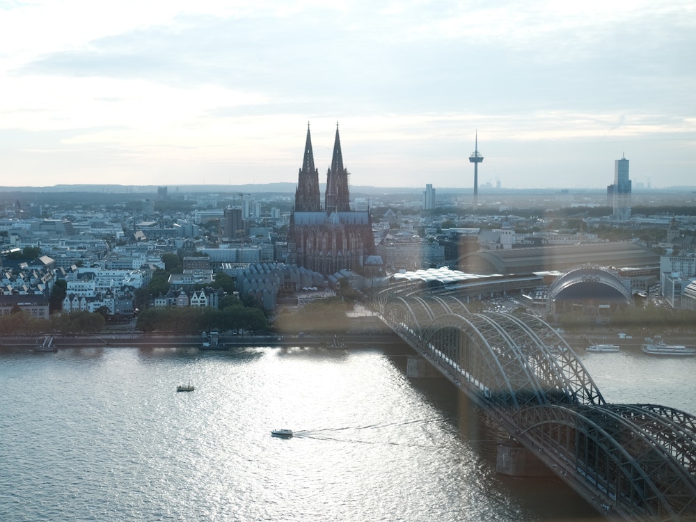 Köln: Skyline Köln bei Sonnenuntergang von KölnSky aus gesehen.