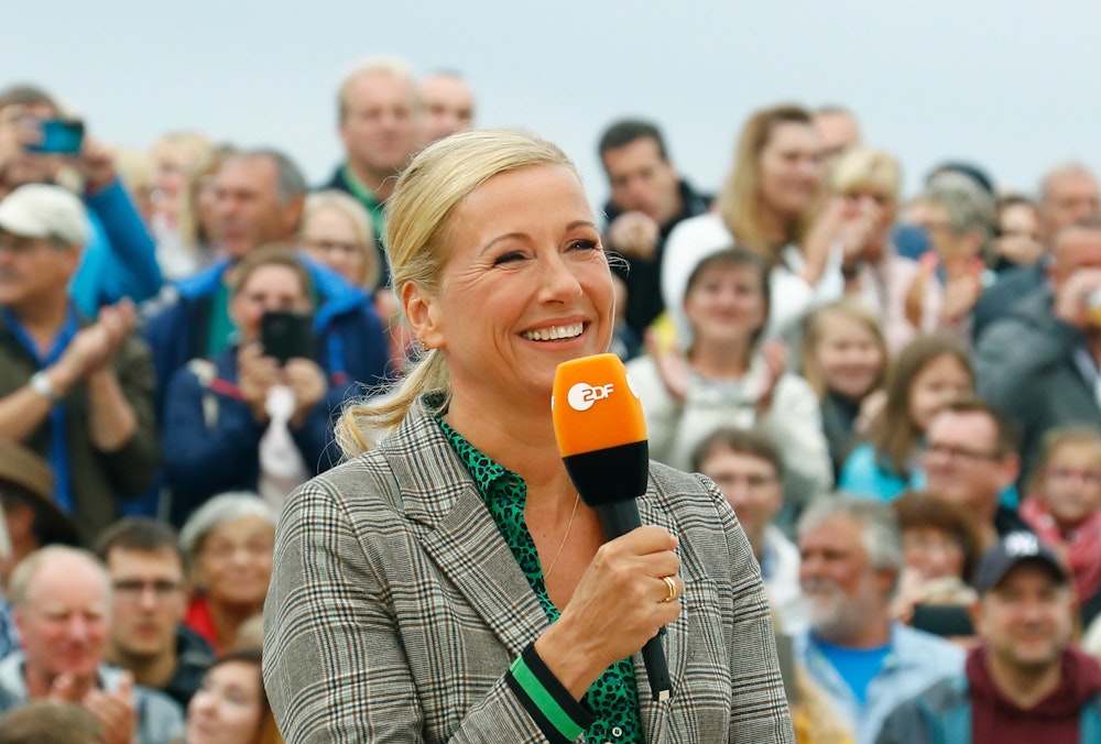 Undatiert: Andrea Kiewel, Moderatorin des "ZDF-Fernsehgartens", aufgenommen während einer Show. Der «ZDF-Fernsehgarten» am Mainzer Lerchenberg geht im Corona-Jahr bislang ohne Publikum auf dem Freigelände über die Bühne - in drei Wochen sollen aber wieder ein paar Zuschauer live dabei sein können. +++ dpa-Bildfunk +++