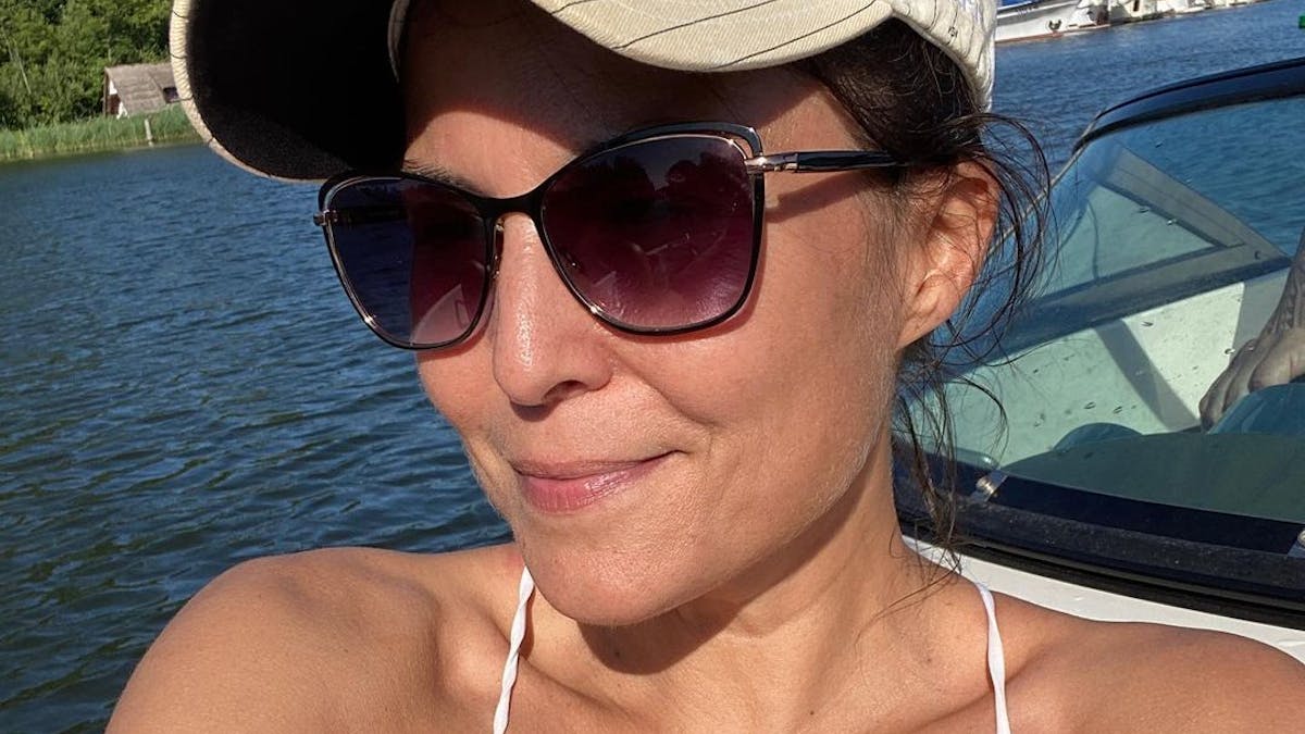 „Sat.1-Frühstücksfernsehen“-Moderatorin Vanessa Blumhagen posiert im Bikini, mit Kappe und Sonnenbrille auf einem Boot für ein Foto. 