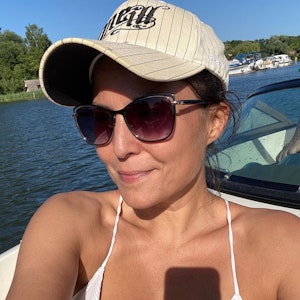 „Sat.1-Frühstücksfernsehen“-Moderatorin Vanessa Blumhagen posiert im Bikini, mit Kappe und Sonnenbrille auf einem Boot für ein Foto.