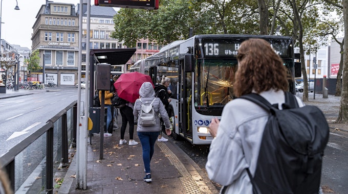 Menschen steigen am Neumarkt in Köln in einen Bus der KVB ein.
