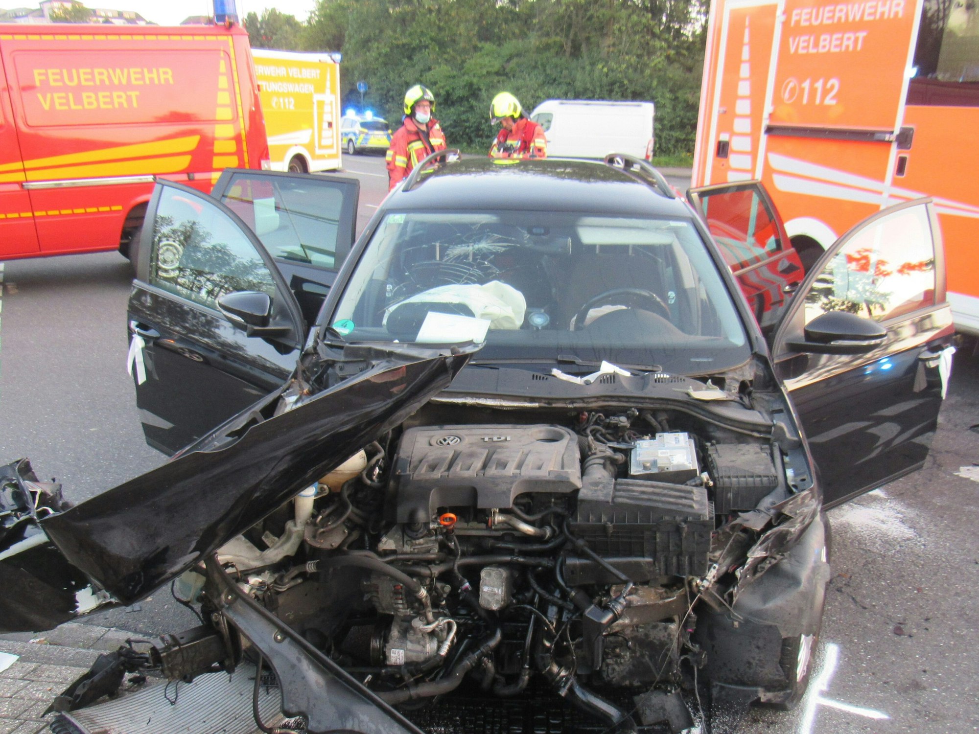 Unfall in Velbert: Die Rettungskräfte mussten die Schwerverletzte aus ihrem Auto befreien.