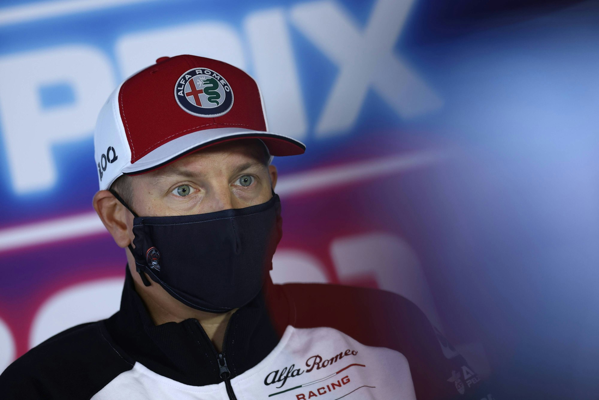 Kimi Räikkönen mit Kappe und Maske.