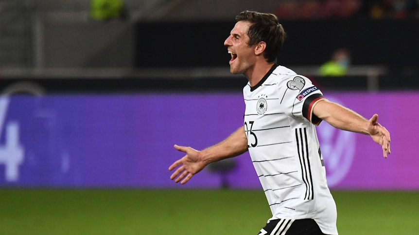 Nationalspieler Jonas Hofmann, der bei Fußball-Bundesligist Borussia Mönchengladbach unter Vertrag steht, hat beim Sieg der DFB-Elf in der WM-Qualifikation gegen Armenien (5. September 2021) einen Treffer erzielen können. Der Gladbacher breitet die Arme aus und schreit seine Freude heraus.