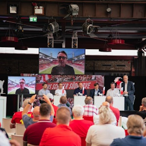 Der Vorstand des 1. FC Köln – unter anderem Präsident Werner Wolf (2.v.r.) und Vize Carsten Wettich (3.v.r.) – diskutierte am Sonntag (5. September 2021) mit Fan-Vertretern und Experten zum Thema Investoren.