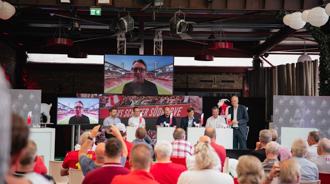 Der Vorstand des 1. FC Köln – unter anderem Präsident Werner Wolf (2.v.r.) und Vize Carsten Wettich (3.v.r.) – diskutierte am Sonntag (5. September 2021) mit Fan-Vertretern und Experten zum Thema Investoren.