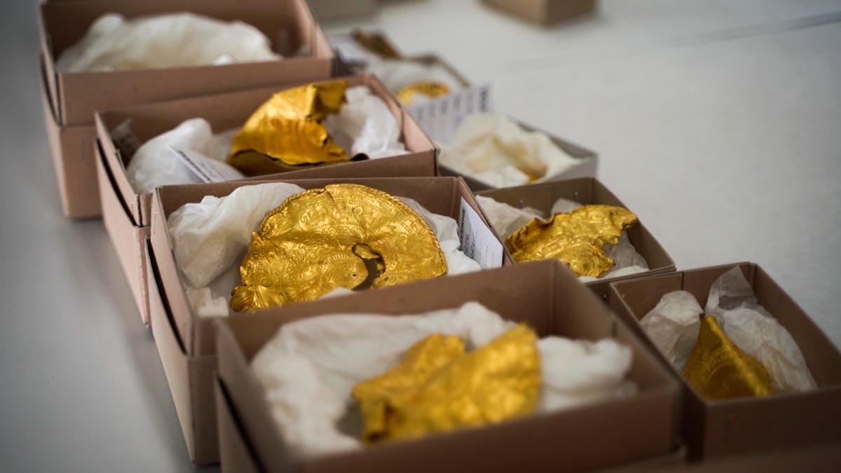 Goldschatz in Dänemark entdeckt: Dieser Fund (siehe Foto) ist etwas ganz Besonderes. Er besteht aus 22 Teilen und stammt wohl aus dem 5. Jahrhundert.