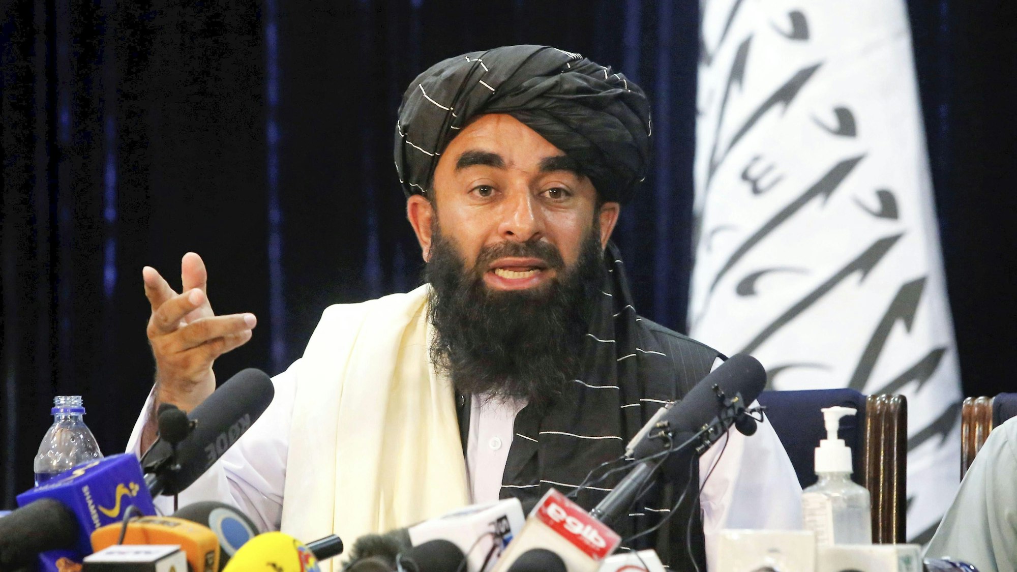 Taliban-Sprecher Sabiullah Mudschahid auf einer ersten Pressekonferenz in Kabul (18. August 2021). Jetzt stellen die Taliban auch Forderungen an Deutschland.