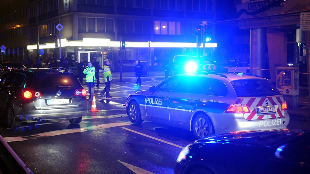 Die Polizei musste massiv eingreifen (hier ein Archivfoto von einem Einsatz der Polizei nach einer Massenschlägerei in Bremen 2013).