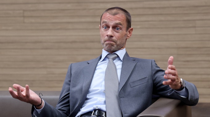 UEFA-Präsident Aleksander Ceferin sitzt auf einem Sessel und reißt die Augen auf.