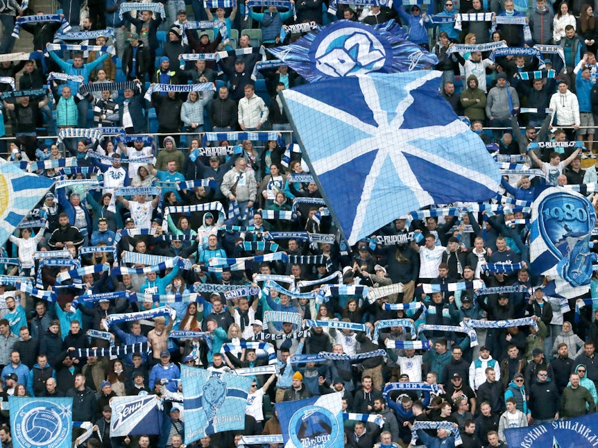 Zenit-Fans zeigen ihre Schals im Stadion.