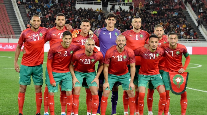 Die marokkanische Nationalmannschaft posiert für ein Teamfoto.