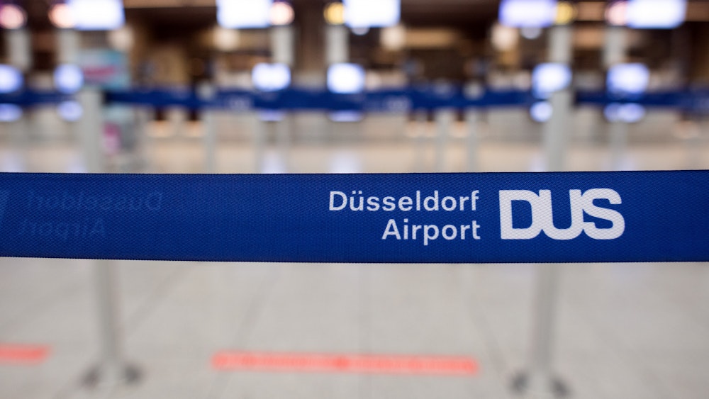 Absperrband am Check-In des Düsseldorfer Flughafens