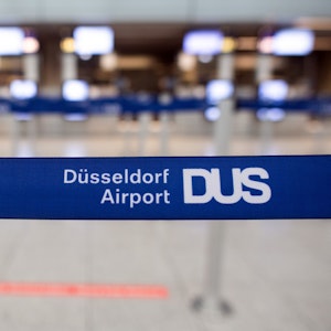 Absperrband am Check-In des Düsseldorfer Flughafens