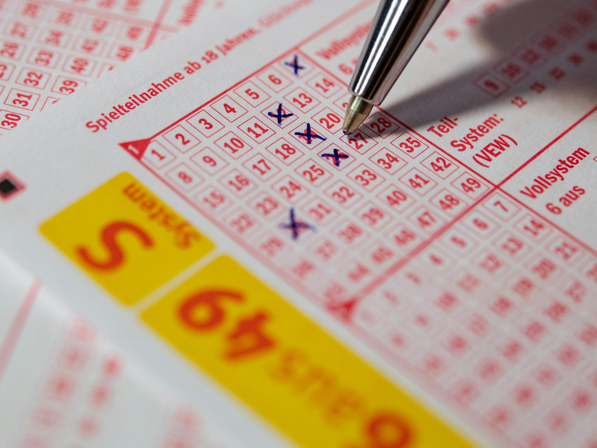 Mit einem Kugelschreiber wird ein Lottoschein angekreuzt. Ein Glückspilz aus Mettmann hat 1,4 Millionen Euro beim Lottospielen gewonnen.