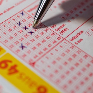 Mit einem Kugelschreiber wird ein Lottoschein angekreuzt. Ein Glückspilz aus Mettmann hat 1,4 Millionen Euro beim Lottospielen gewonnen.