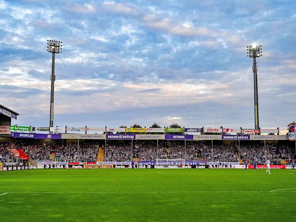 Im Stadion an der Bremer Brücke in Osnabrück fiel gegen Viktoria Köln kurzzeitig das Flutlicht aus