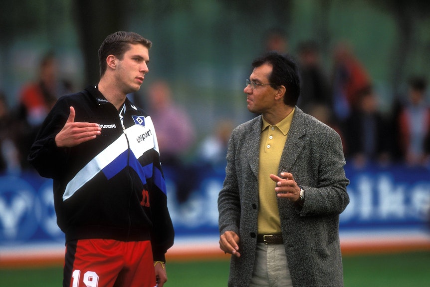 HSV-Trainer Magath unterhält sich mit seinem Spieler Jochen Seitz auf dem Platz.