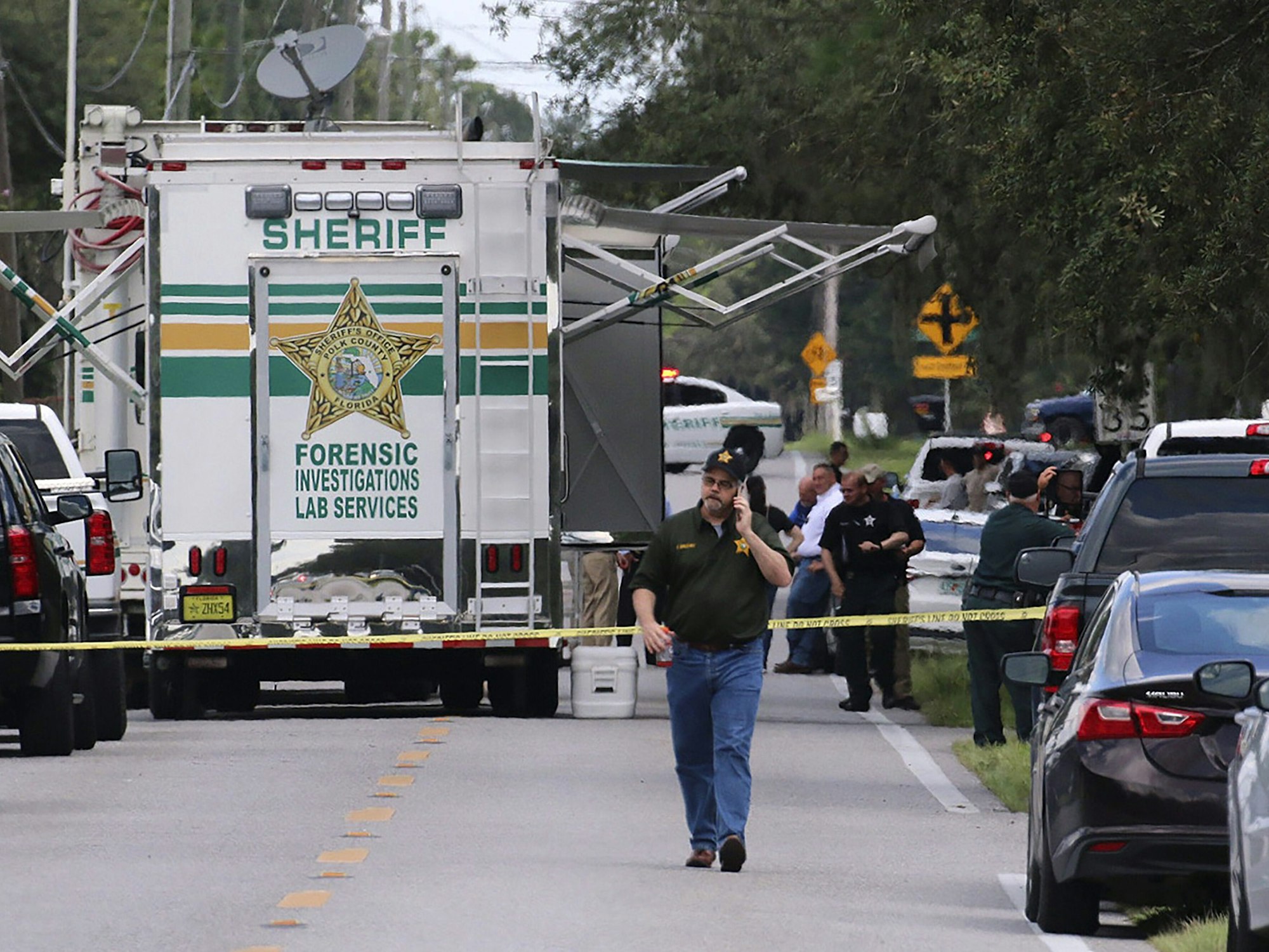 Einsatzkräfte des Sheriffs von Polk County (5. September 2021) ermitteln am Tatort. Vier Menschen wurden getötet.