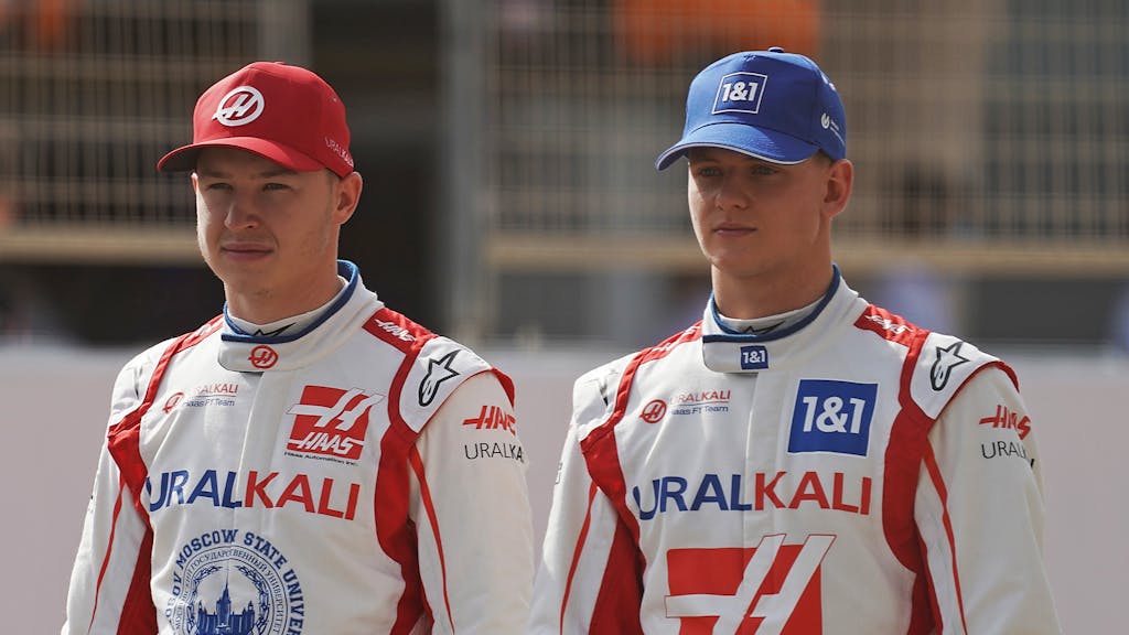 Mick Schumacher vom Haas F1 Team und sein russsischer Teamkollege Nikita Mazepin stehen für Werbeaufnahmen für die Formel 1 bereit