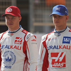 Mick Schumacher vom Haas F1 Team und sein russsischer Teamkollege Nikita Mazepin stehen für Werbeaufnahmen für die Formel 1 bereit