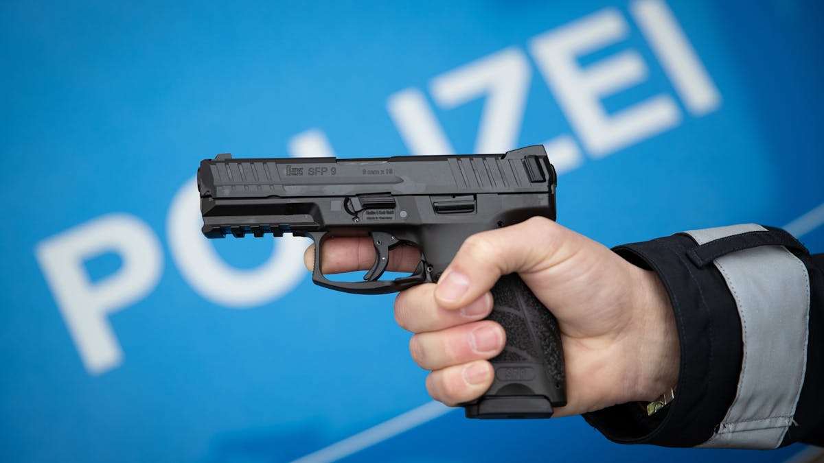 Ein Polizist hält eine Dienstwaffe der Polizei Niedersachsen in einer gestellten Situation in der Hand.&nbsp;