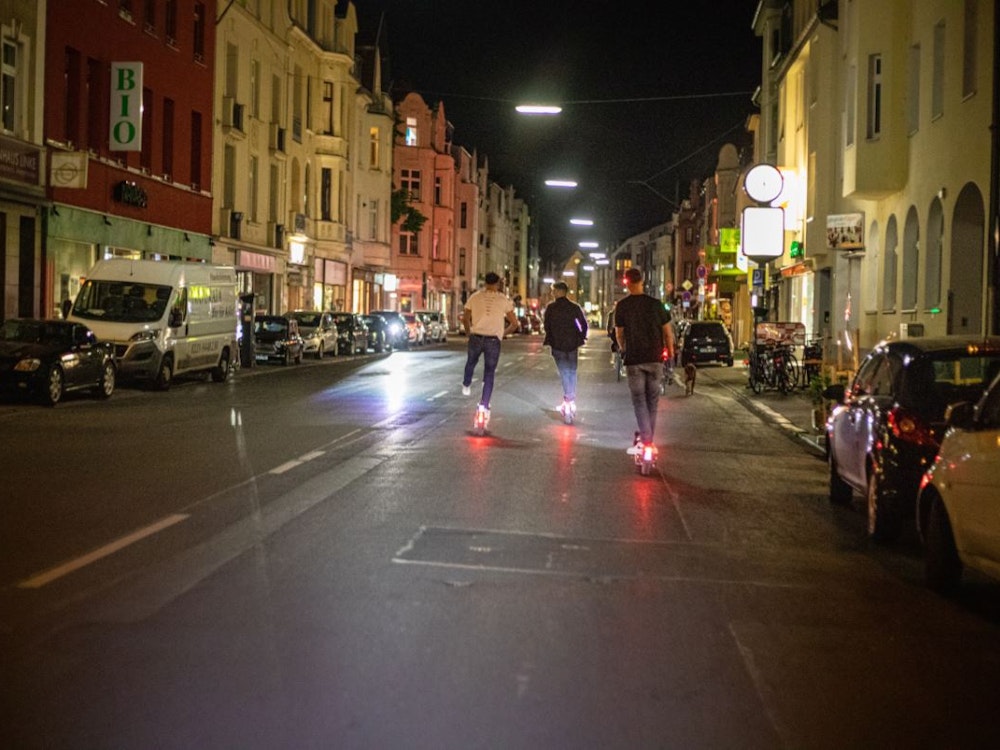E-Scooter-Fahrer in der Nacht in Köln unterwegs.