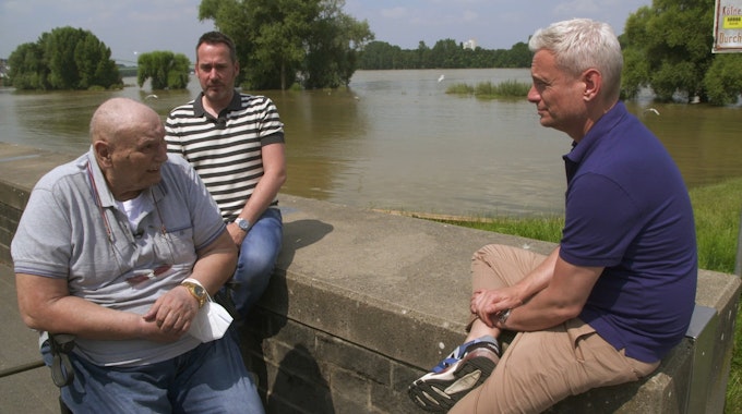 Rentner Gernot aus Köln erzählt am Rheinufer Sascha Heyna und Markus Adams sein Schicksal bei einer WDR-Doku.