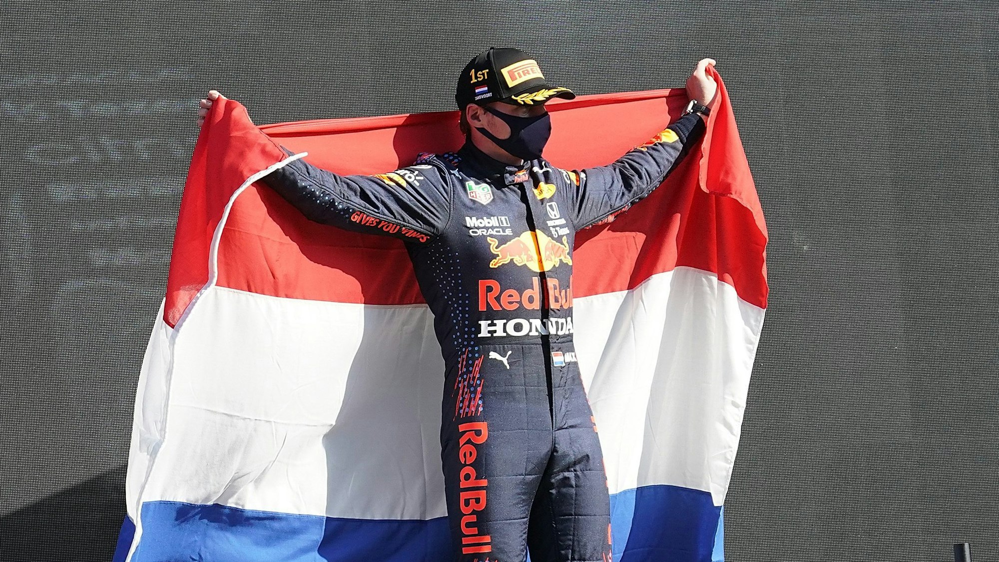Sieger Max Verstappen aus den Niederlanden vom Team Red Bull Racing Honda hält eine niederländische Fahne.