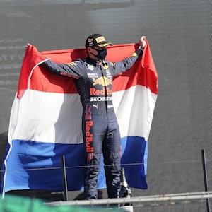 Sieger Max Verstappen aus den Niederlanden vom Team Red Bull Racing Honda hält eine niederländische Fahne.