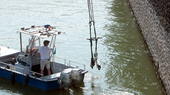 Köln: Am Rheinauhafen haben Taucher die ersten E-Scooter aus dem Wasser geholt.