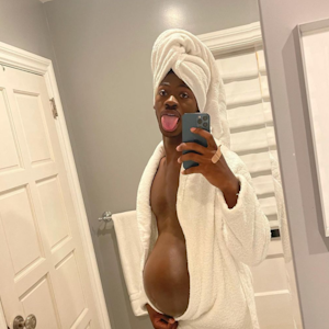 Lil Nas X ist „schwanger“. In einem Instagram-Selfie vom 4. September zeigt sich der Rapper mit vermeintlichem Babybauch.