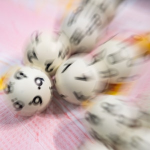 Lotto-Kugeln liegen auf einem Lottoschein