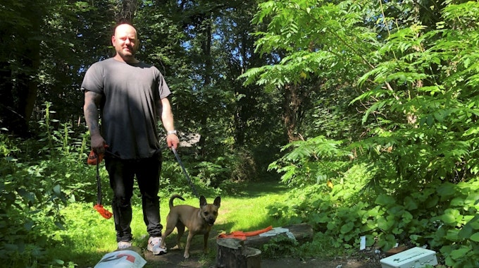 Hundehalter Thomas Plett mit seinem Hund im Volksgarten.